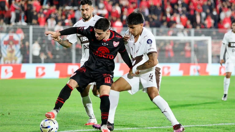 alex-luna-aguanta-ante-la-marca-de-dos-futbolistas-de-platense-foto-x-copaargentina-VN2MZCDJQJEDVCBTEYOTUNVLHE