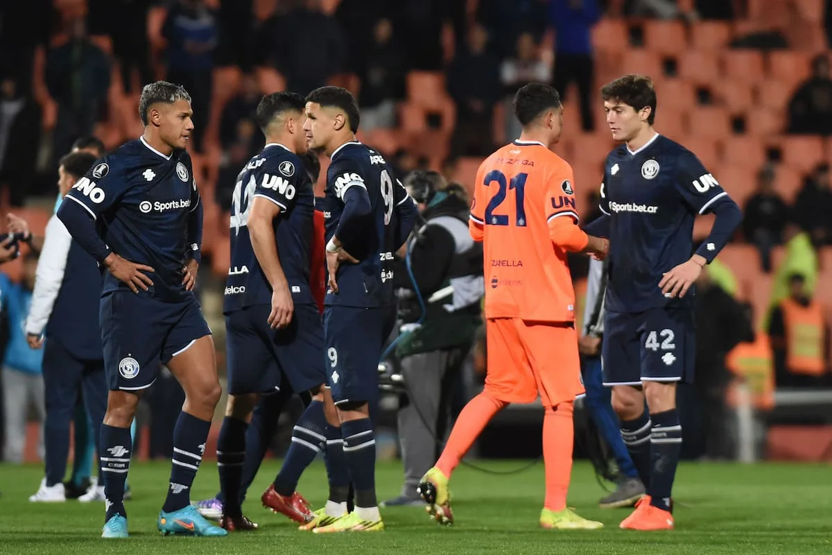 la-desazon-de-los-jugadores-de-independiente-TD47HEX2ORGKNCZZDXDJJPRP2E